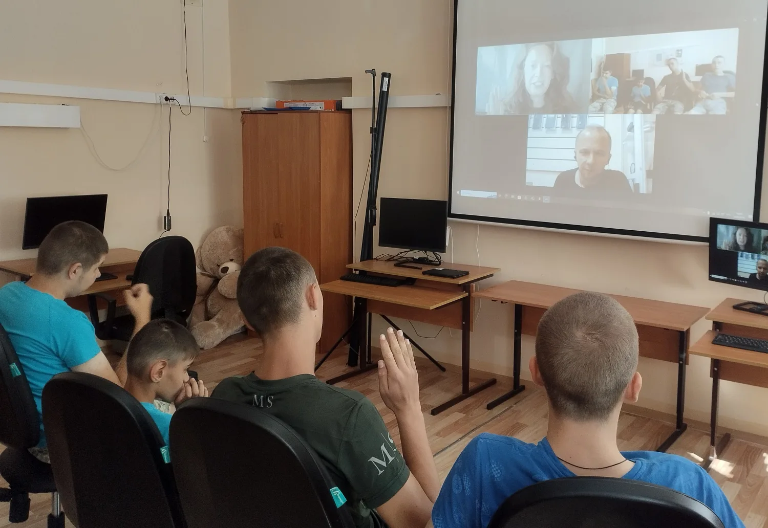 На онлайн- встрече Анна предложила тему "Как сохранить тепло".Каждый начал делиться сво...