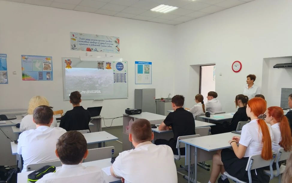 🇷🇺 Этот день мы не забудем! Сегодня в нашей школе прошли мероприятия, посвящённые Дню...