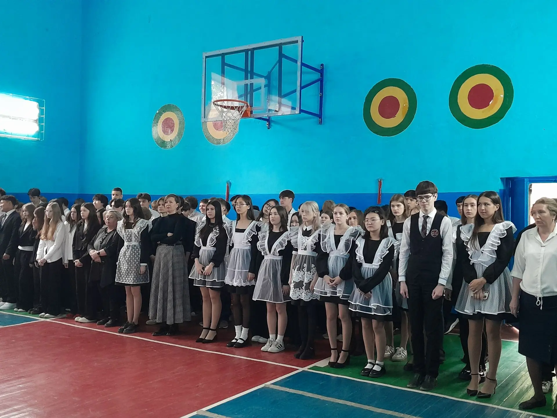 Сегодня в нашем Лицее прошла торжественная линейка поднятия Государственных флагов Российской Федера