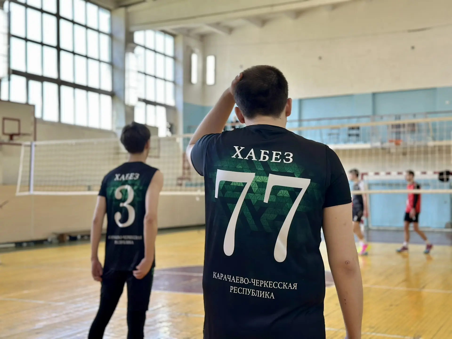 🤾‍♂️ В спортивном зале КЧГУ продолжается Молодежная волейбольная лига   Сегодня, во второй день Лиги
