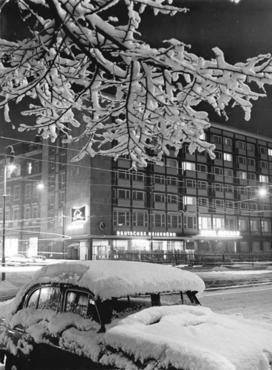 Отель «Москва» в зимнем Карл Маркс Штадт, ГДР, 1964