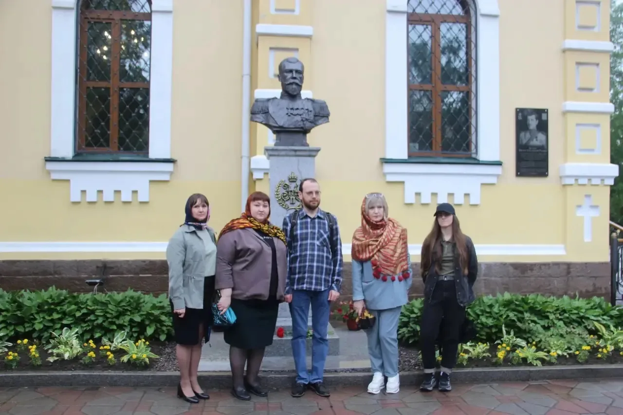 Идея создания бюста возникла ещё в 2016 году. Финансовую поддержку проекта оказал депутат Законодате