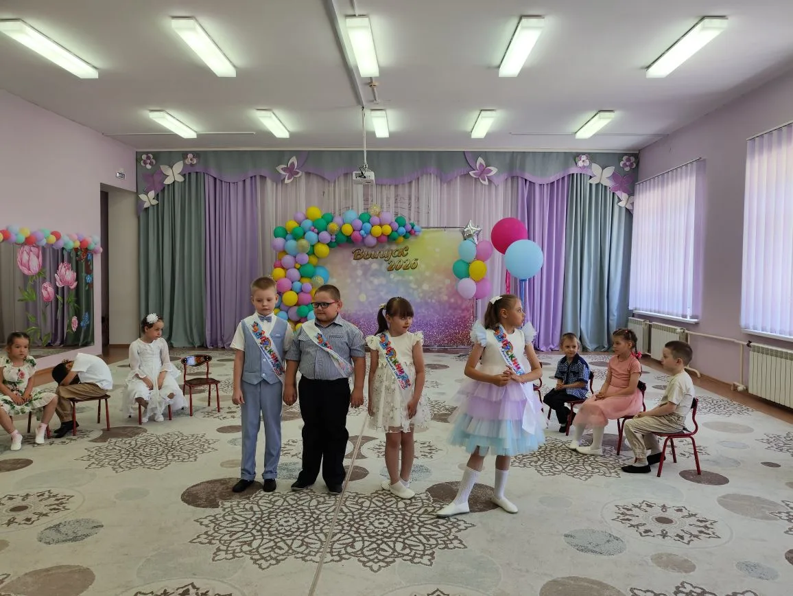 В этом году из группы №6   в школу уходят 4 наших сокровища -  Тимофей П., Соня Е., Арт...