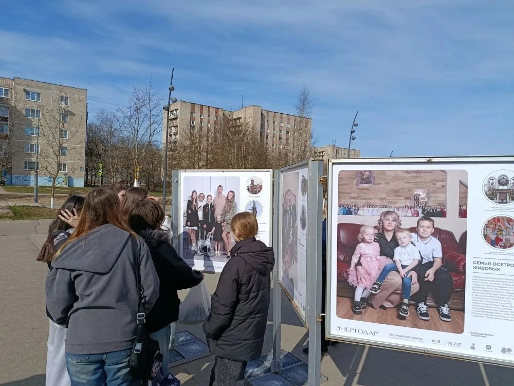 🇷🇺 Связь поколений начинается здесь. Наши семиклассники посетили уникальную выставку «Большая семья 