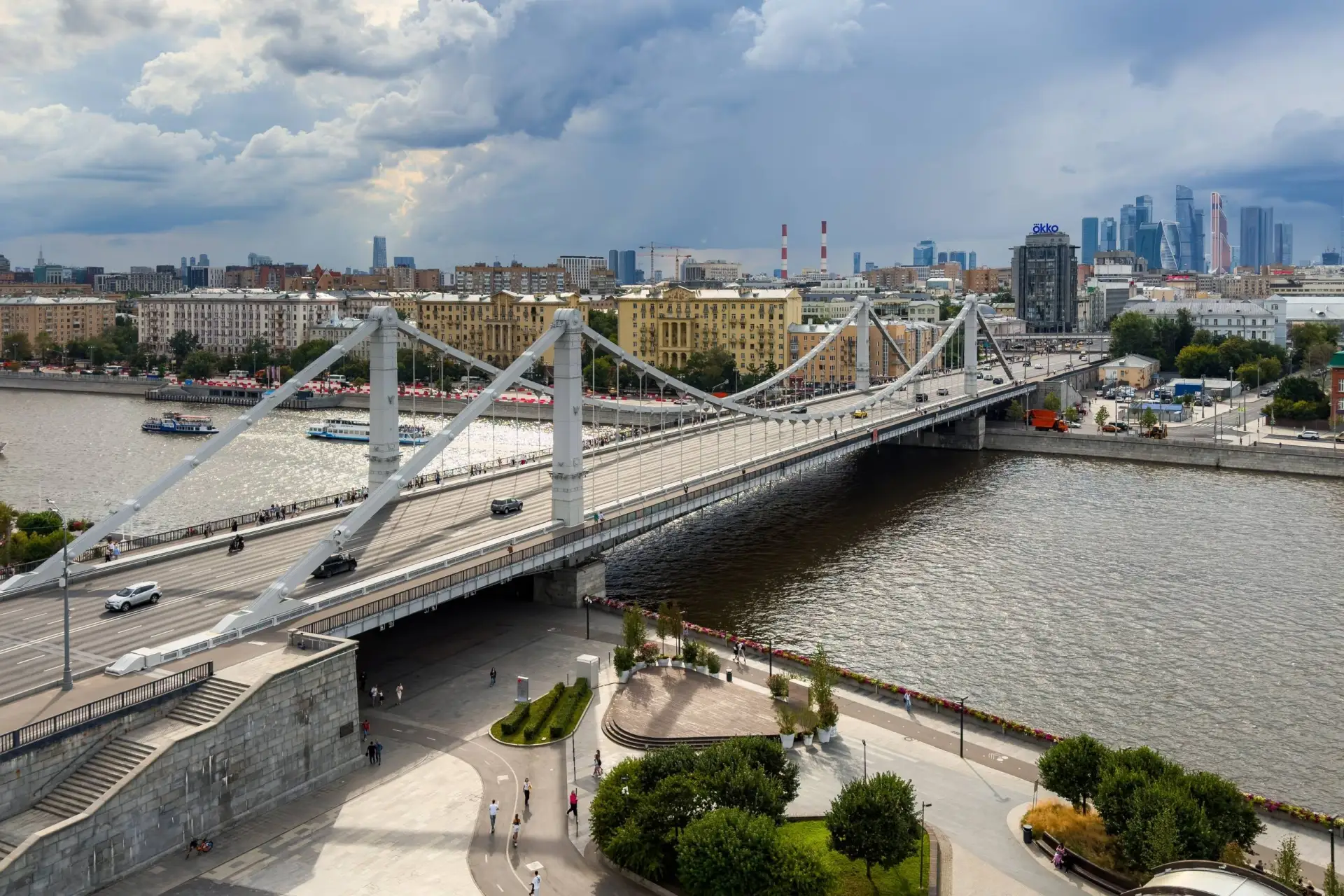 Москва. Крымская набережная и Крымский мост.
