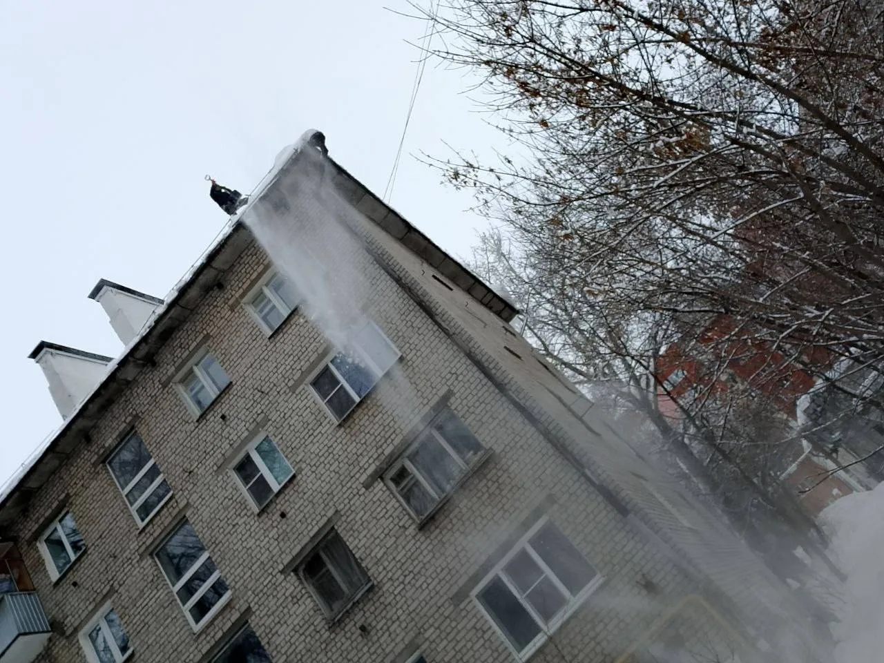 Наши промышленные альпинисты продолжают работать без выходных, очищая кровли от снега и наледи даже 