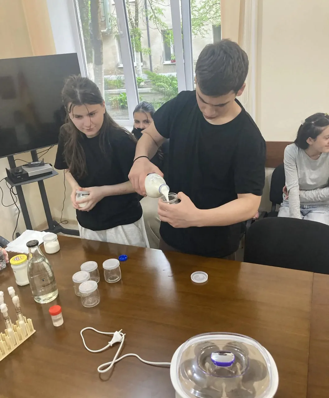 ⚖️ Что полезнее: свежий воздух в окрестностях «Тамиска» или наши бактерии от факультета биотехнологи