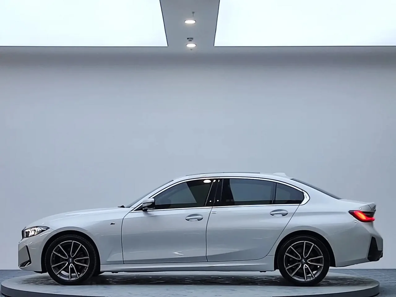🇩🇪BMW 3 Series 320i M sports suit из Китая!  • дата выпуска 2023/06 • 2 л. бензин/ 156 л.с • пробег 
