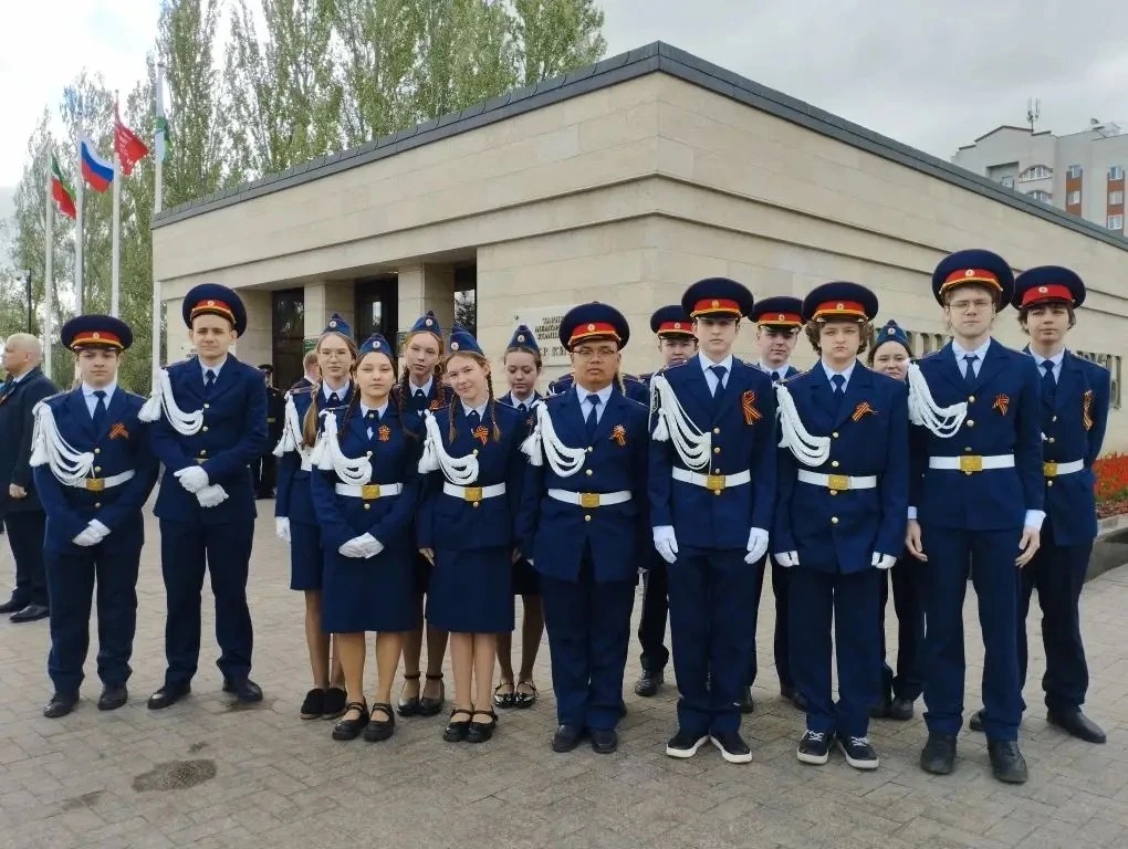 Связь поколений и вечная память🎖 Сегодня, в день Великой Победы, кадеты Следственного комитета вмест