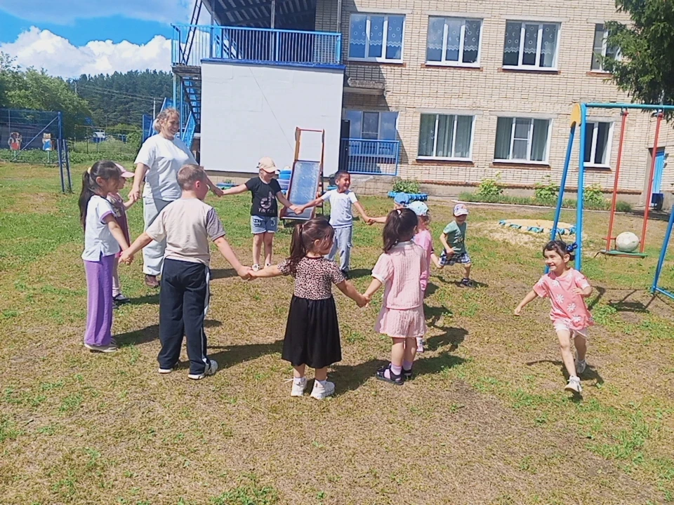 ✨«Подвижные игры на прогулке»
🏃🏃‍♀️‍➡️В летний период в детском саду дети большую часть времени пр