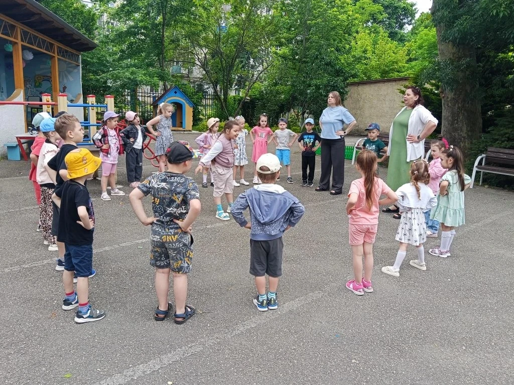 Доброго, бодрого утра! В детском саду оно начинается с зарядки. Ребята групп Дельфинчики, Звёздочки 