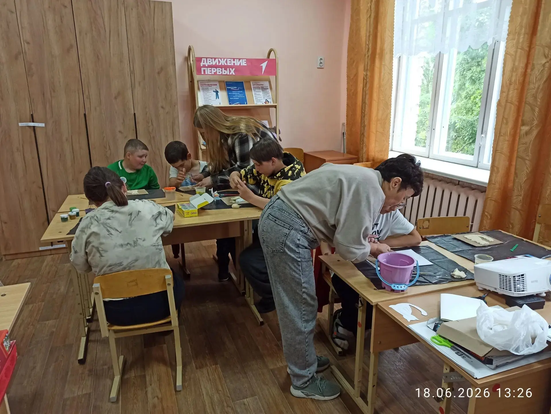 "Семейный архив" - девиз этого дня. Старт дала эстафета с элементами спортивных игр. Ребята бегали с
