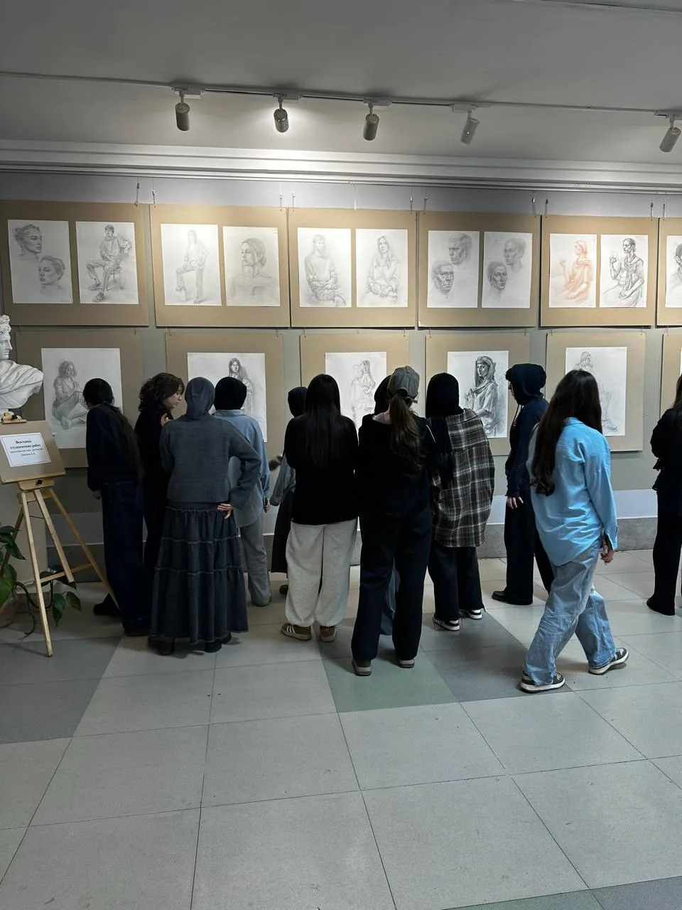 Выставка работ студентов преподавателя специальных дисциплин Айнудина Джачаева проходит в фойе учили