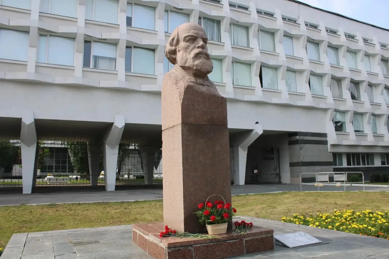 🔖 Студенты и преподаватели УлГПУ во главе с ректором Игорем Олеговичем Петрищевым почтили память вы