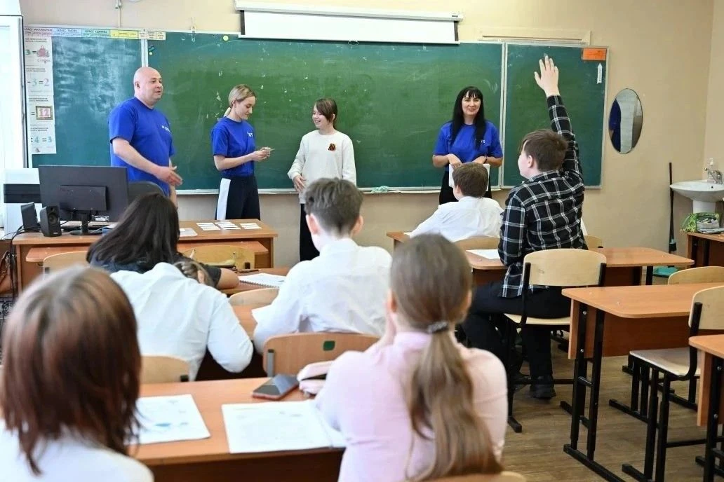 Сегодня сотрудники Банка ВТБ провели четвертое занятие второй ступени по финансовой грамотности в 5В