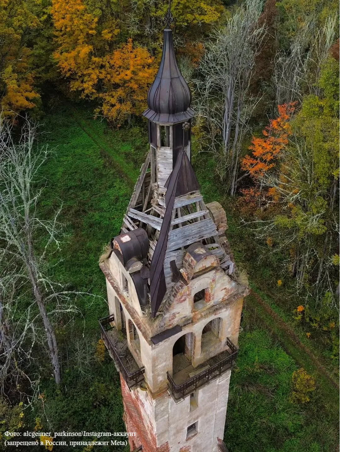 Замок Рапунцель в Новгородской области 🏰  Так его прозвали из-за башенки, которая до сих пор виднеет