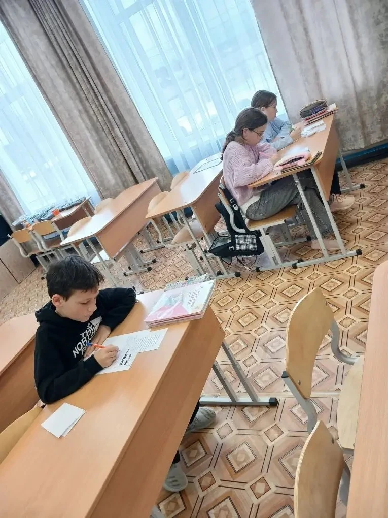 Ученики 2–3 класса поздравили бойцов СВО с Днём Победы.