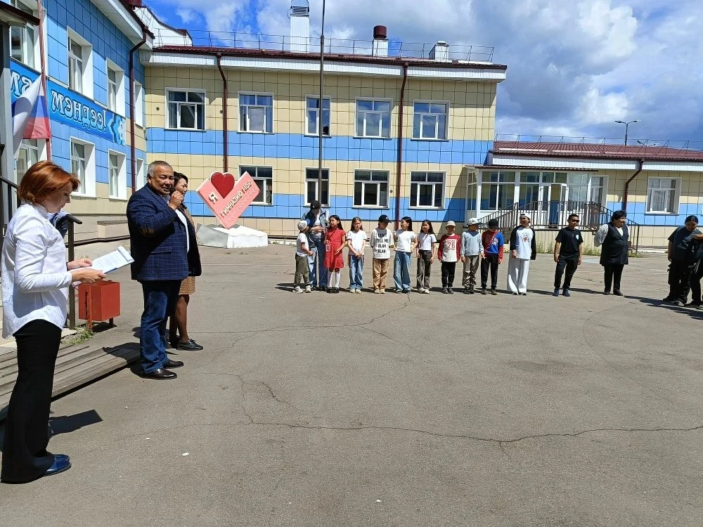 В детском лагере «Найрамдал» прошел итоговый концерт «Звездопад талантов».

Концертная программа про