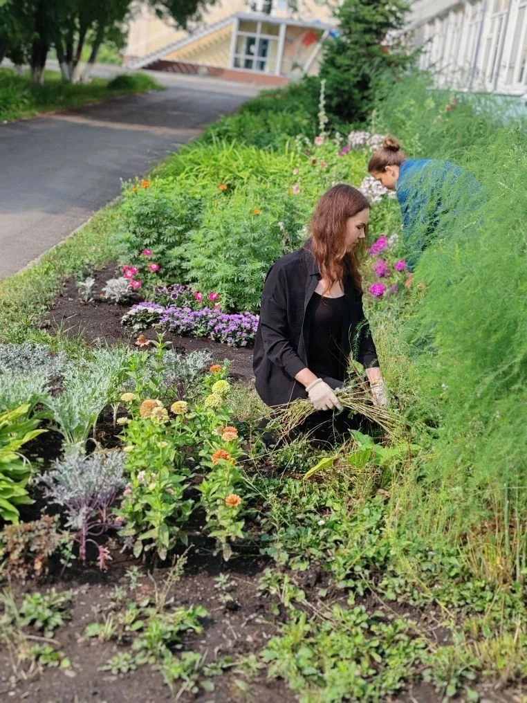 🌿 Трудовой десант на школьных клумбах: наводим красоту! 🌿

Сегодня наша школьная бригада снова в д