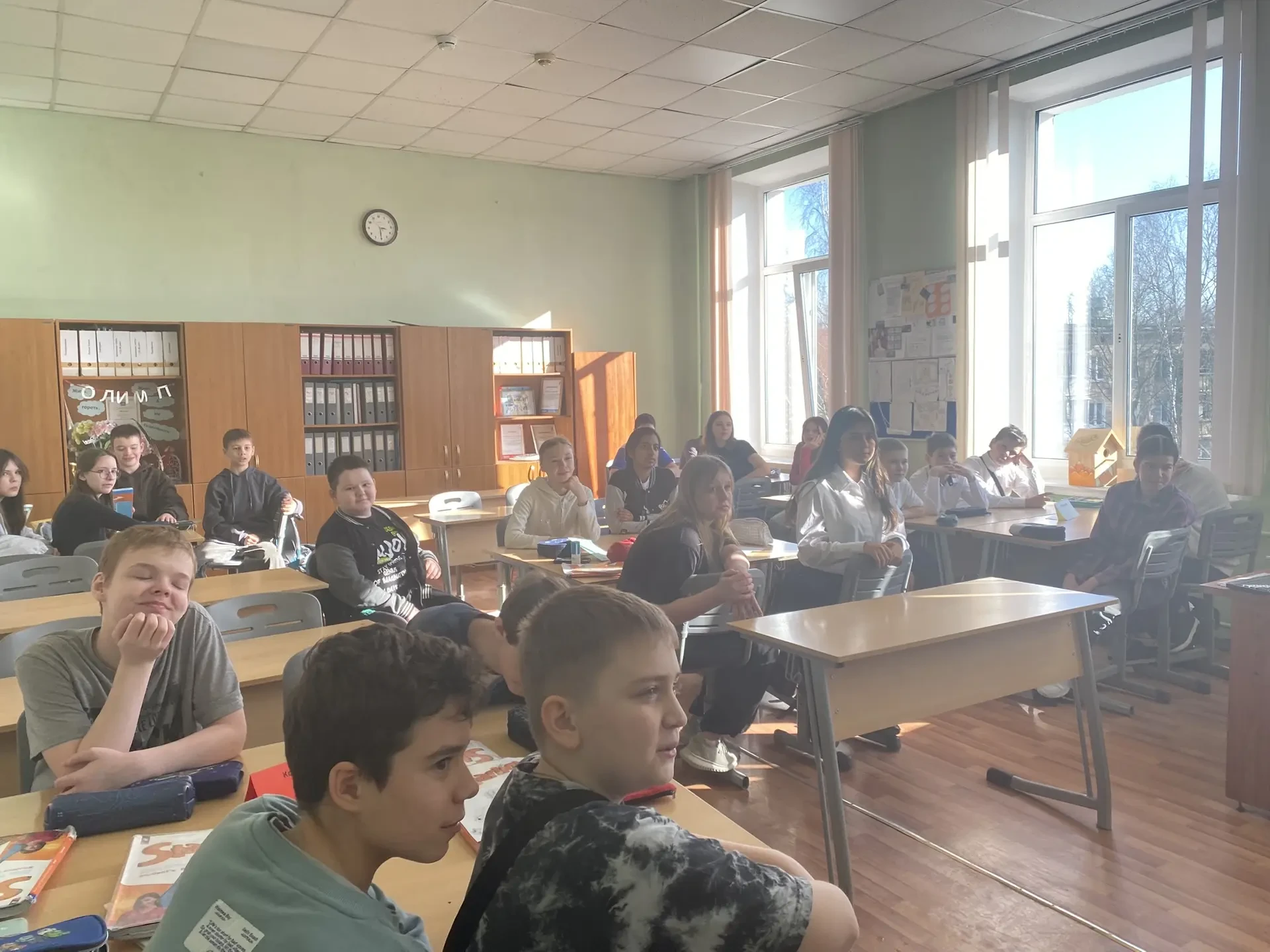 📚🏝️ Путешествие на необитаемый остров прямо в классе!  В 6 "А" прошёл необычный интегрированный урок