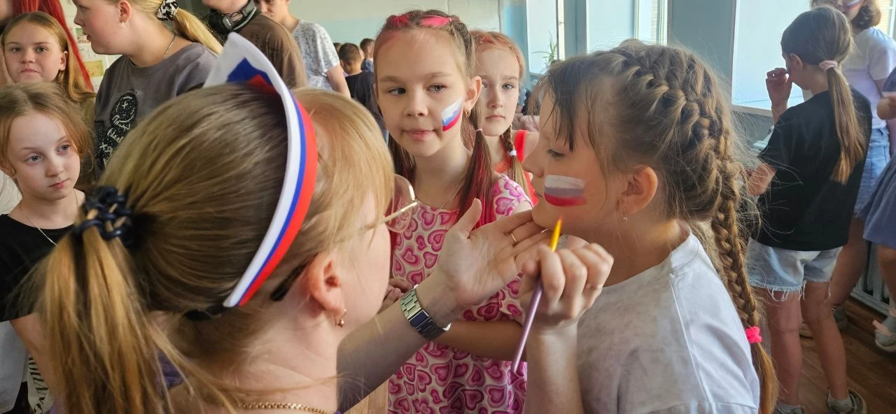 🇷🇺 День России в лагере: квест, патриотизм и танцы! 🇷🇺

Сегодня наш лагерь превратился в настоящ