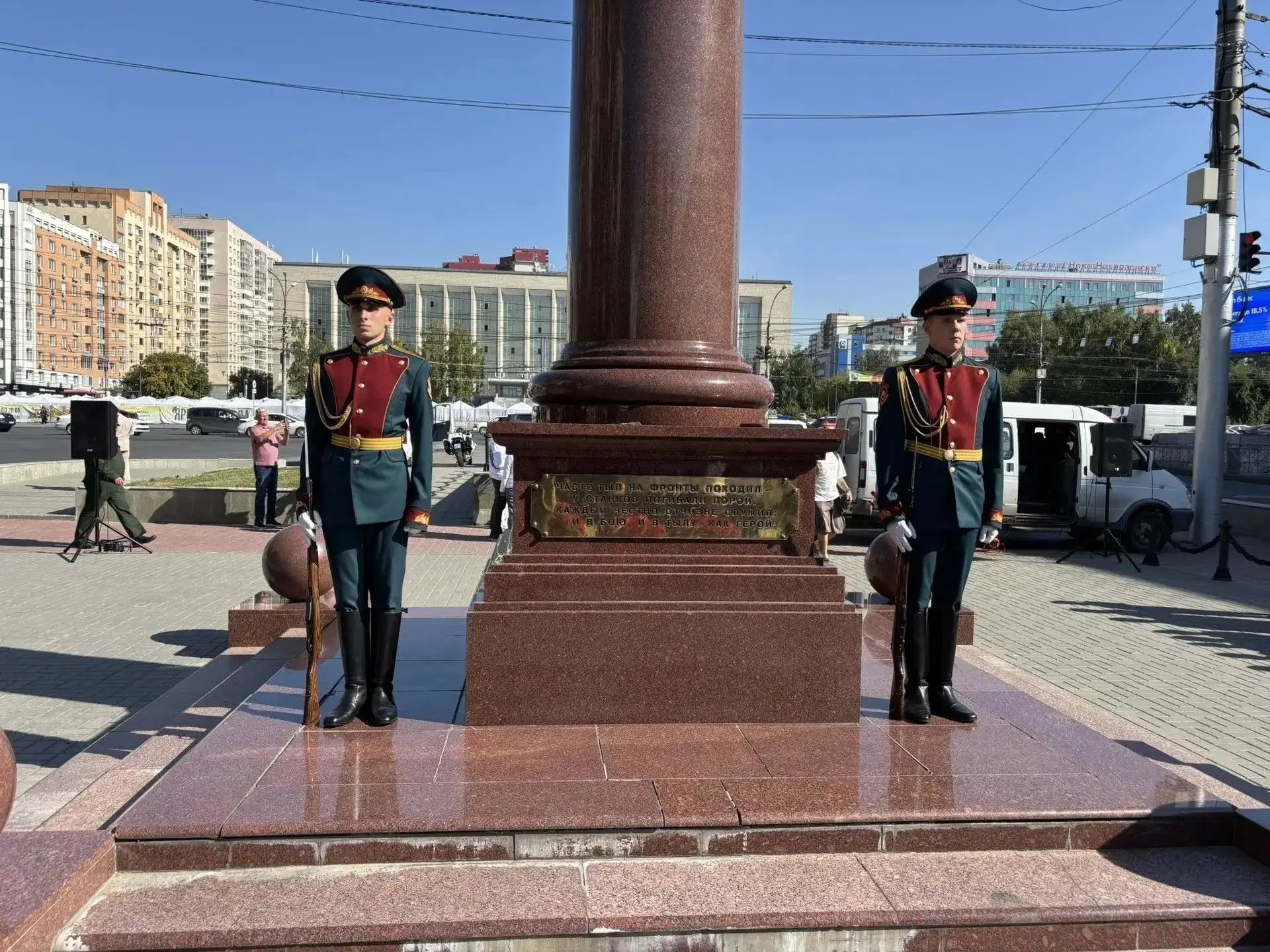 У стелы трудовому подвигу ленинградцев прошёл памятный митинг, посвящённый 85-й годовщи...