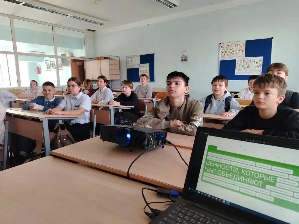 📌Солнечное утро понедельника для обучающихся Глебовской школы началось с традиционной торжественной 