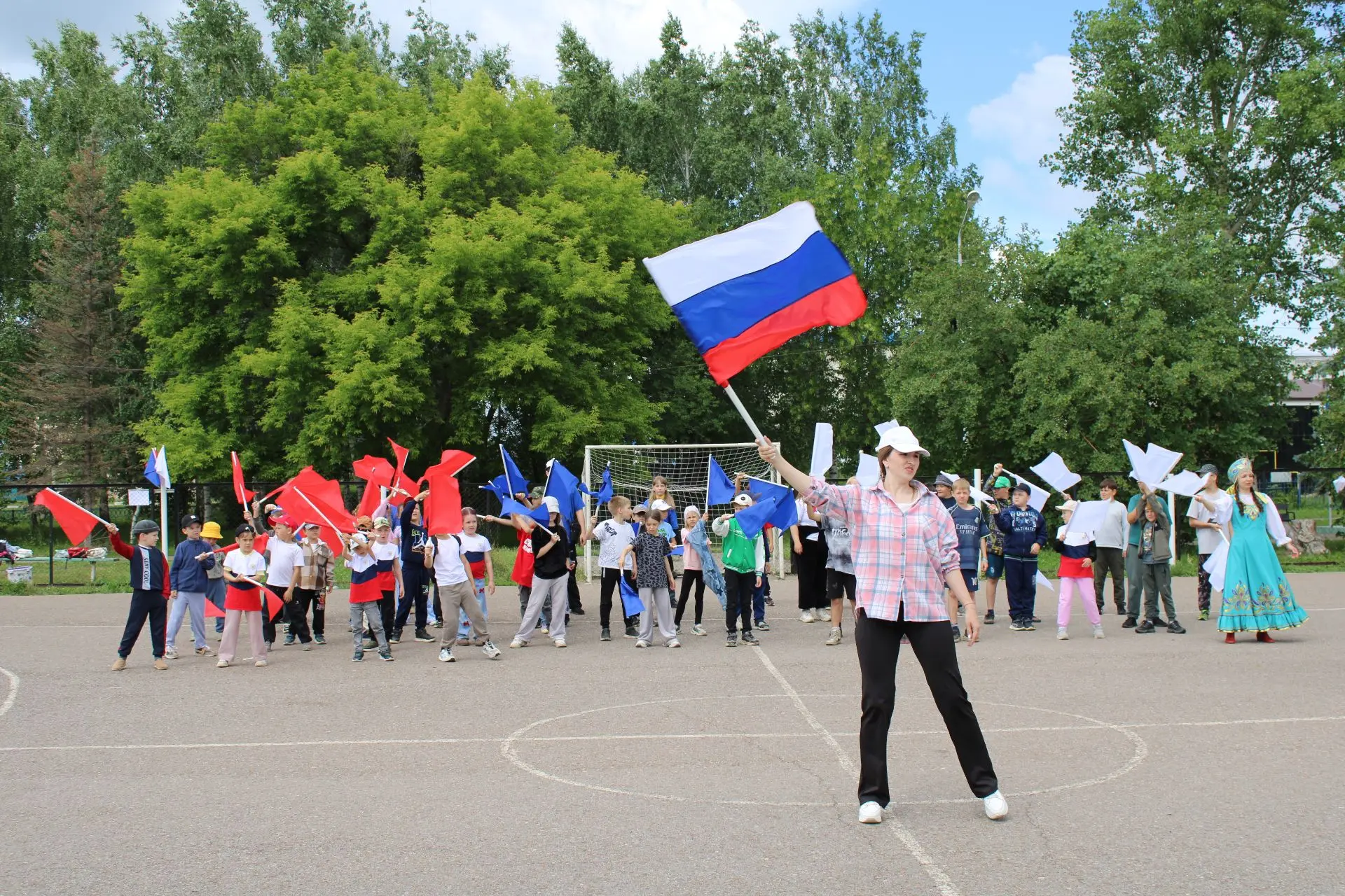 В селе Раевский на площадке у Дворца культуры прошло праздничное мероприятие, посвящённое Дню России