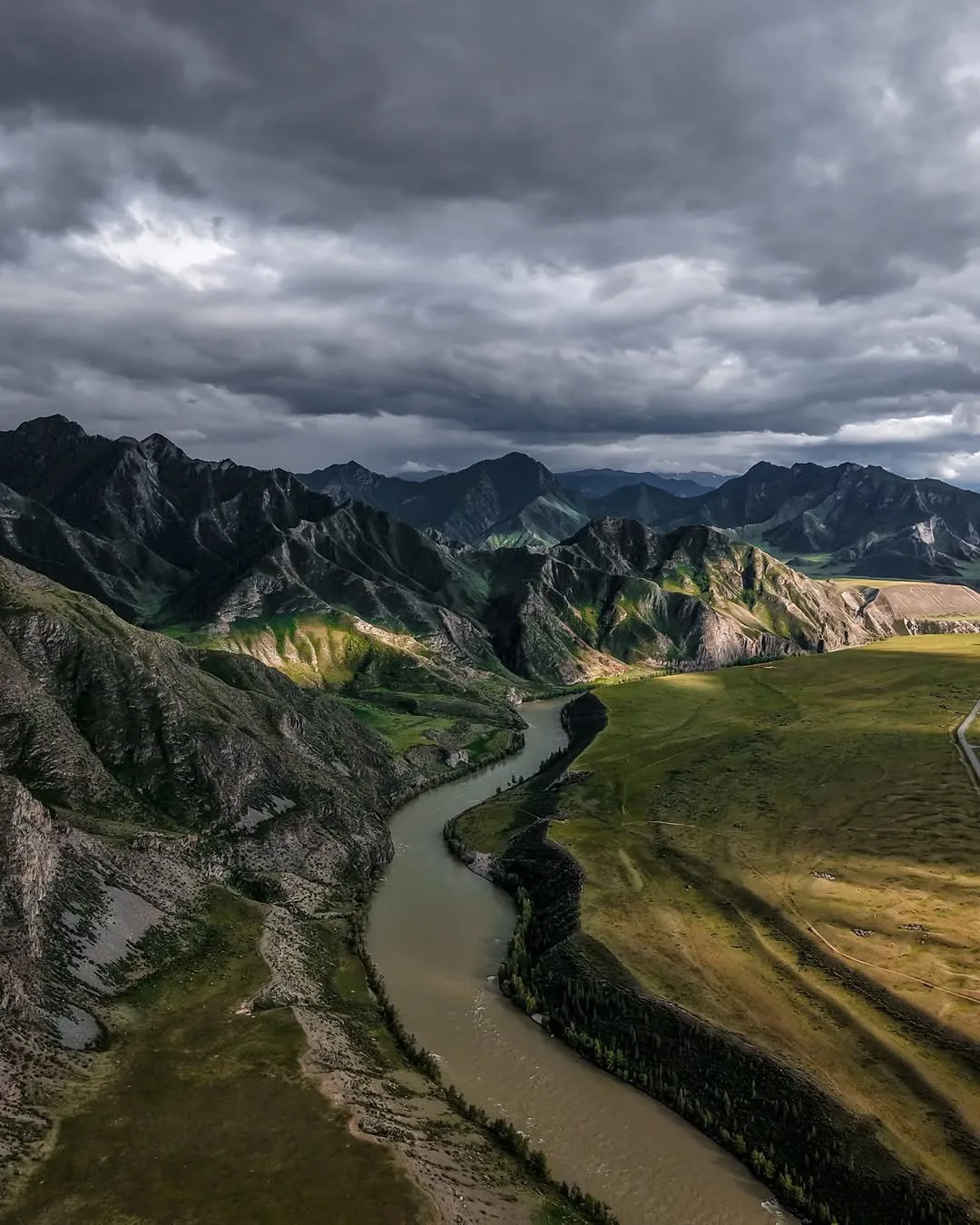 🏔 Неотразимый Алтай

Путь ко многим живописным местам региона может оказаться настоящим приключение