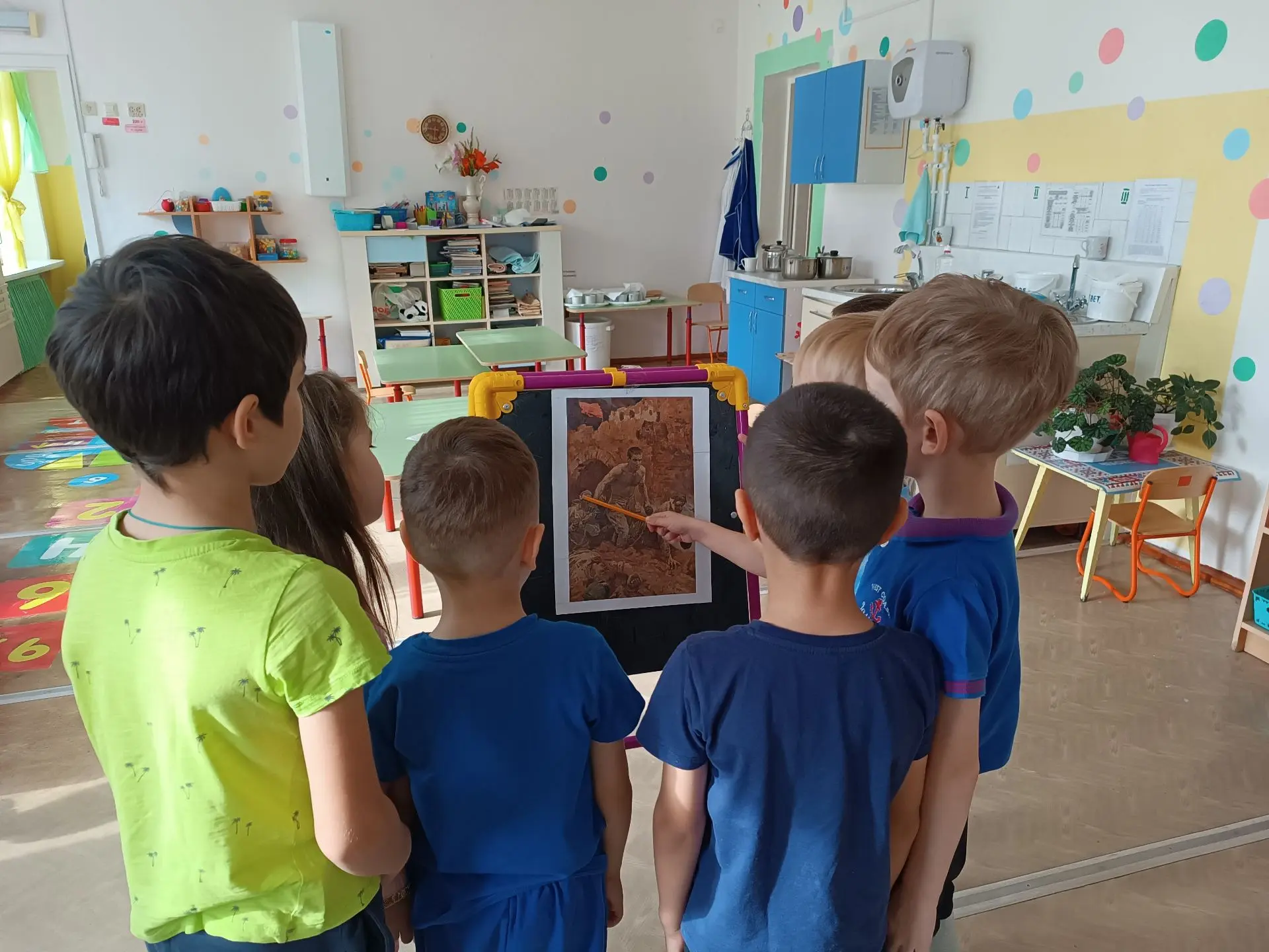 В рамках муниципального проекта #ПомнимЧтимГордимся с дошколятами группы "Бабочки" пров...
