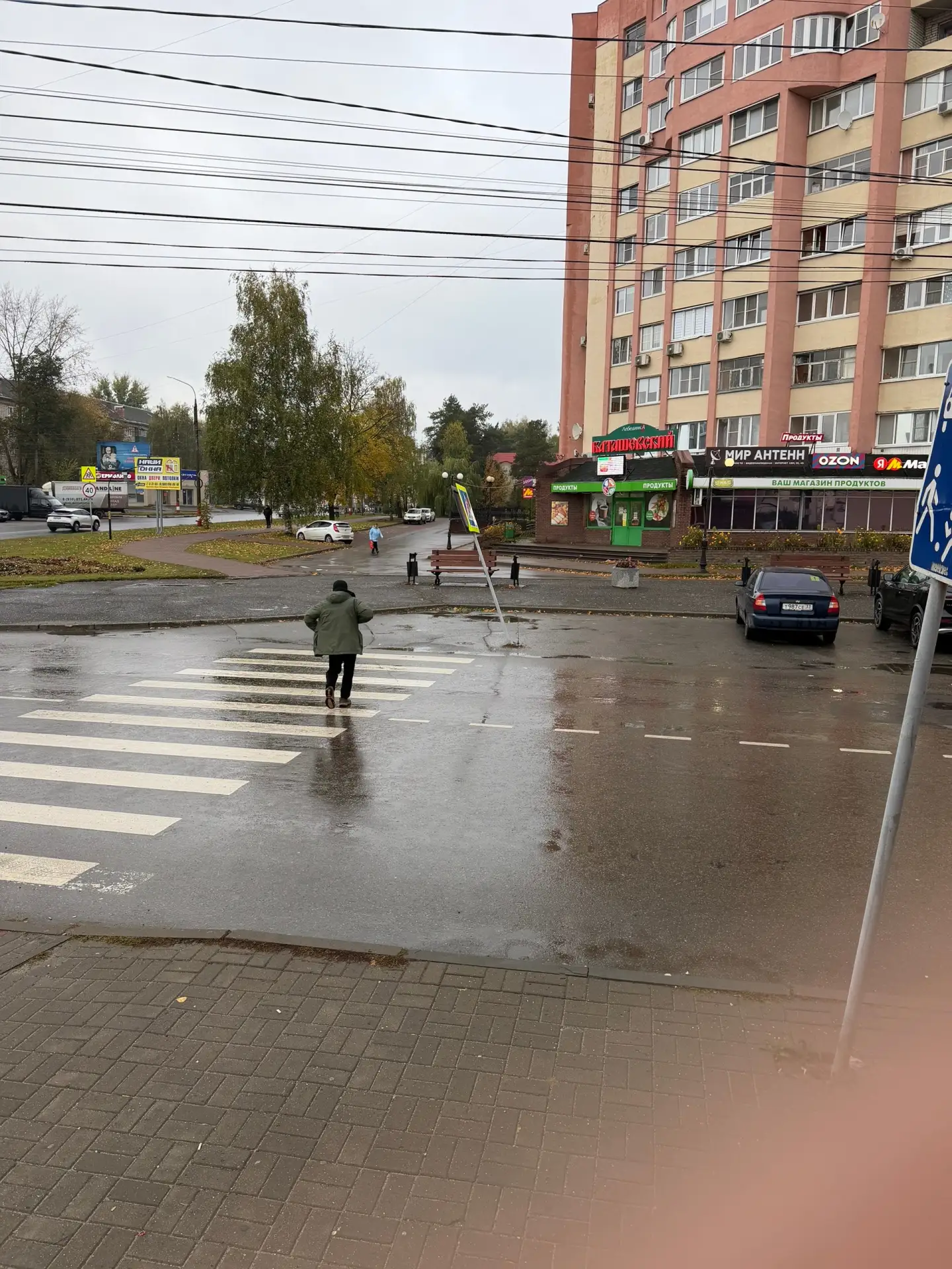 Здравствуйте! Будьте осторожны, недавно в Муроме была трагедия, на девушку упал знак!