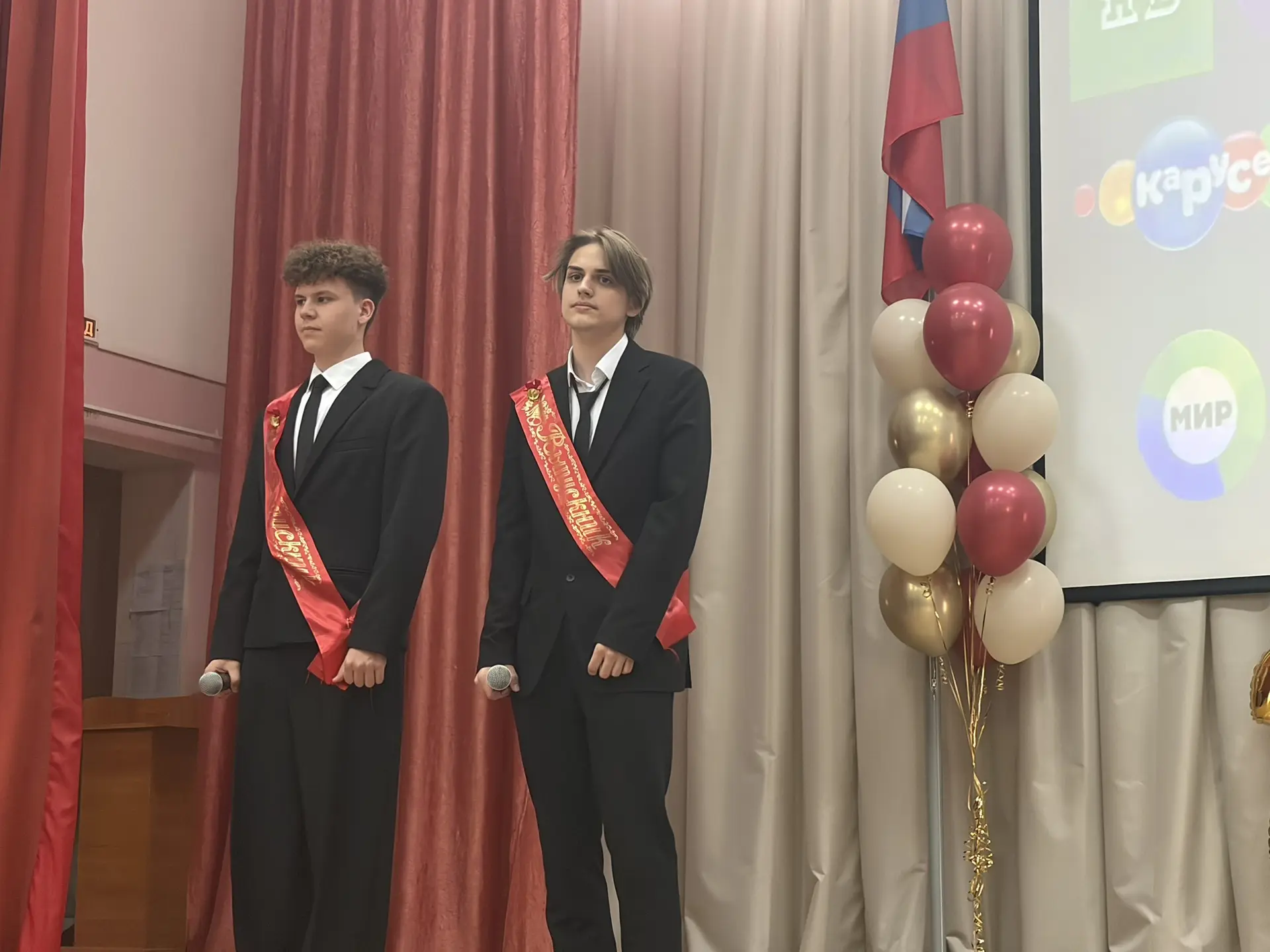 Вот и прозвенел последний звонок для 11-х классов! 🎓🕊  Сегодня в стенах нашей школы прошла трогатель