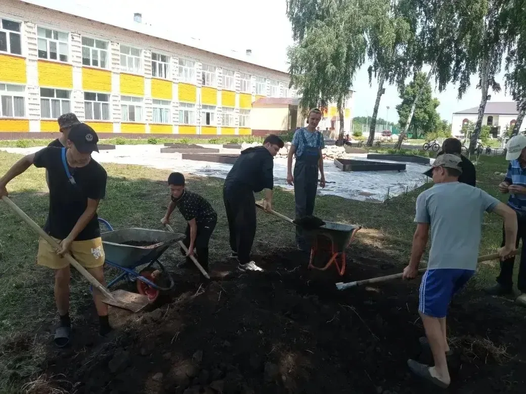 В нашей школе продолжается трудовая и содержательная пришкольная лагерная жизнь. Утро началось, как 
