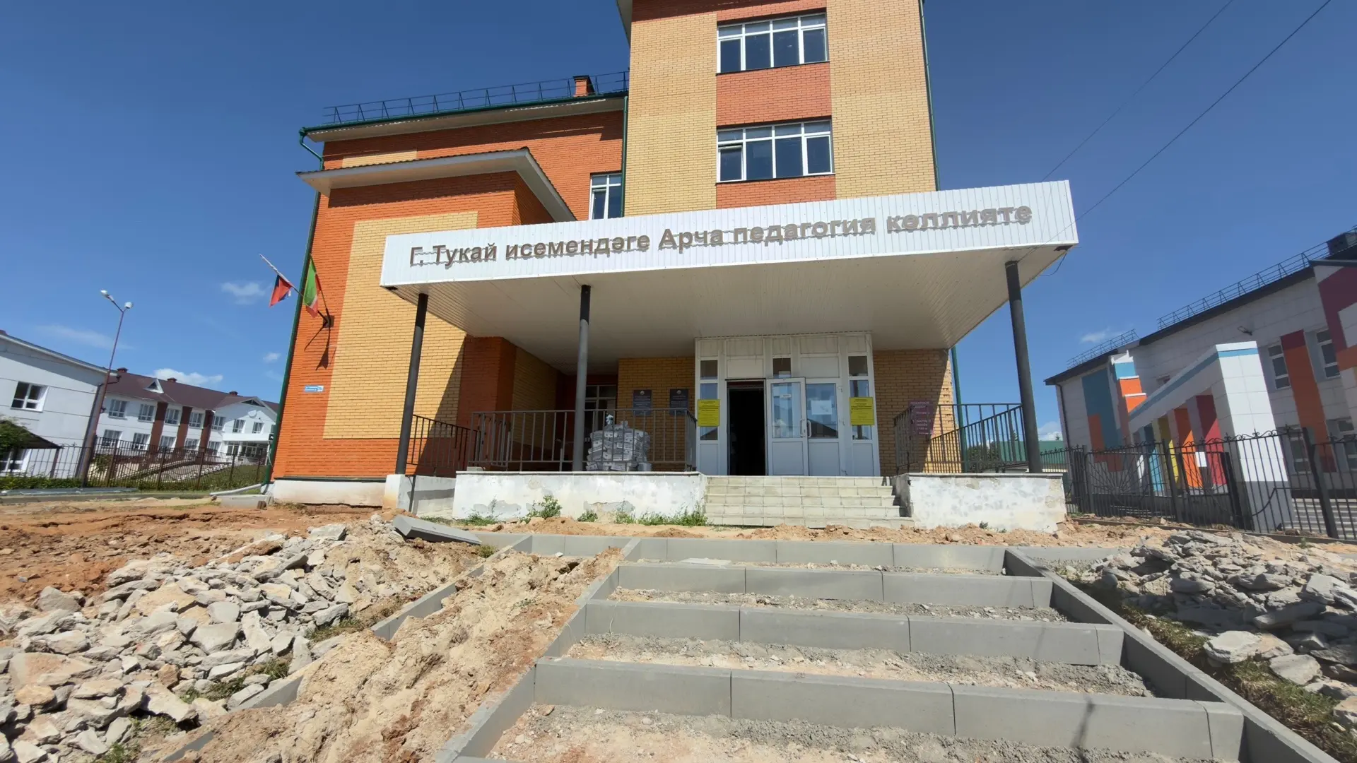 Что ждет будущих педагогов в Арске: от ремонта до новых IT-аудиторий

В самом центре Арска, на улице