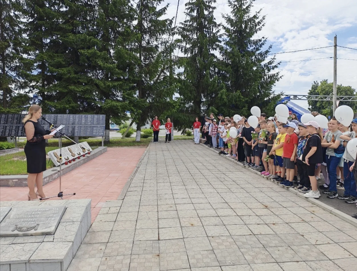 22 июня работники районного дома культуры провели митинг посвящённый Дню памяти и скорби.