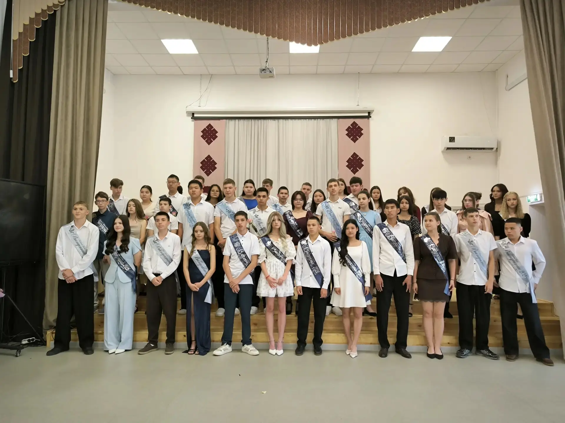 🎓✨  Прощай, детство! Встречайте, взрослую жизнь!  🎉

Сегодня  в  нашей  школе  прошёл  торжественн