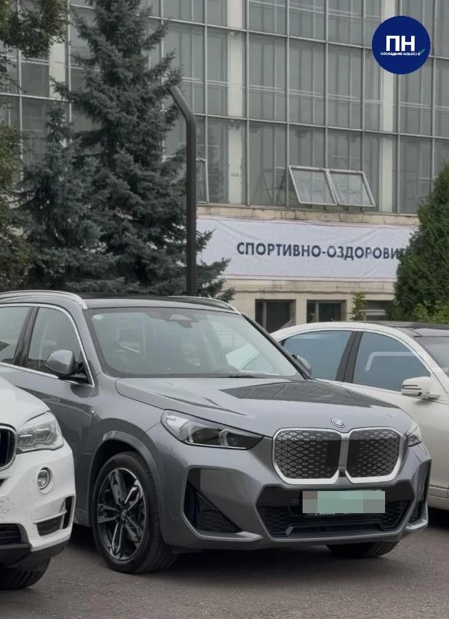 🚗Студенты МГУ ездят на пары на «Bentley», «Lamborghini» и «Mercedes-Benz».
