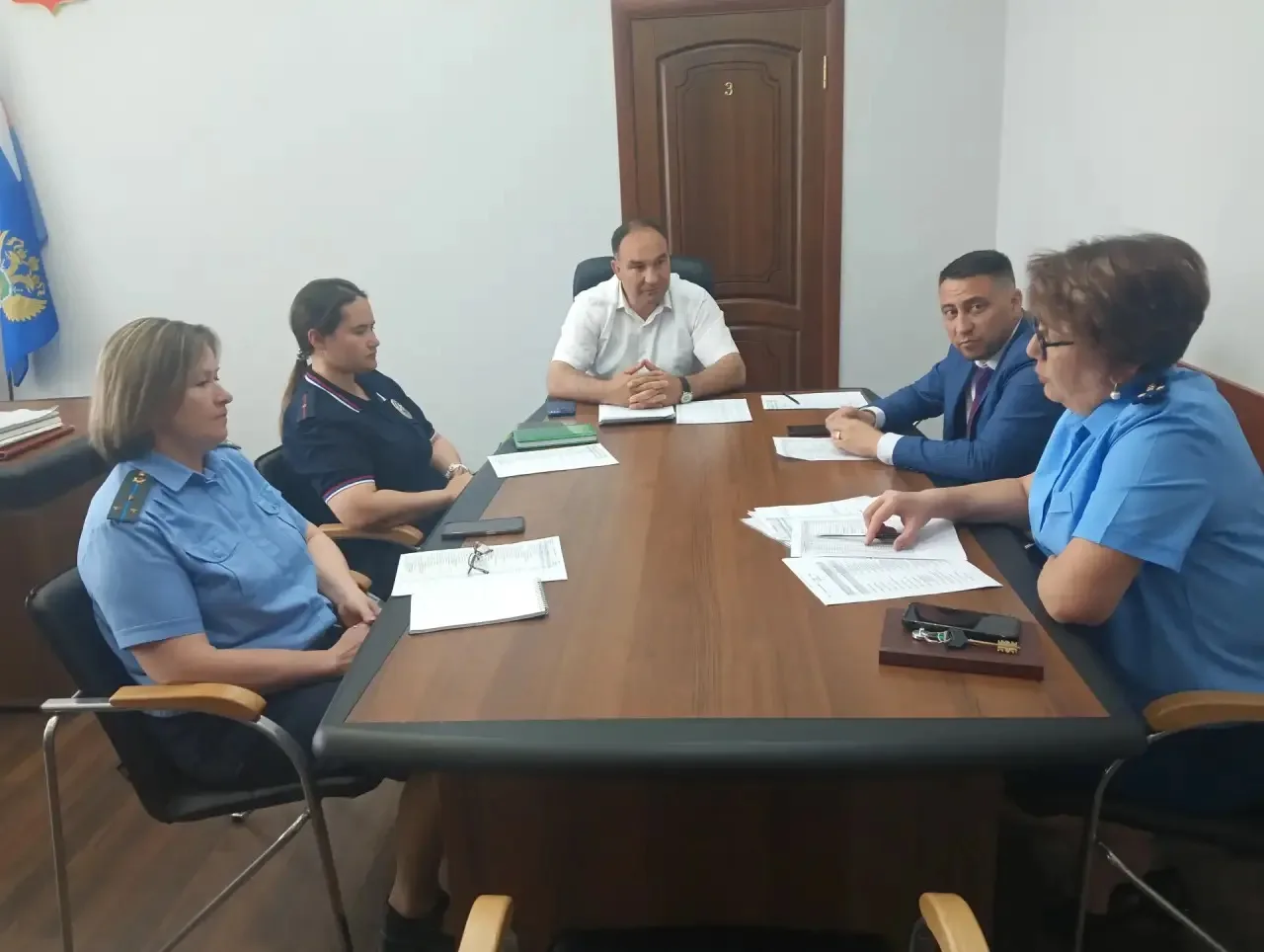 ‎Балтач районы прокуратурасы бинасында район башкарма комитеты җитәкчесе Айдар Хәйретдинов, прокурор