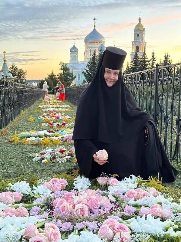 ...побольше ходите в храмы, побольше молитесь.    Поменьше смотрите и передавайте друг другу этих сю