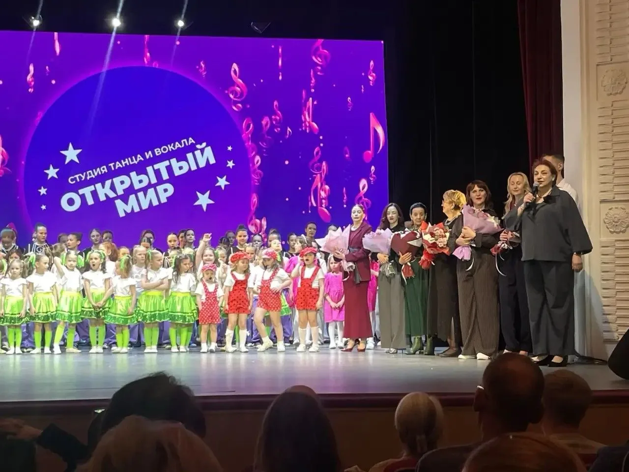 Дума поздравила с 15-летием эстетический центр «Открытый мир»