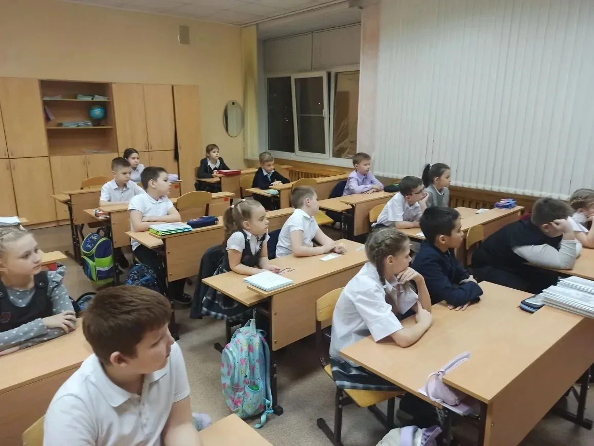 💥Разговор о важном во 2 Е классе прошёл с виртуальной экскурсией в Третьяковскую галерею🖼️  Дети пос