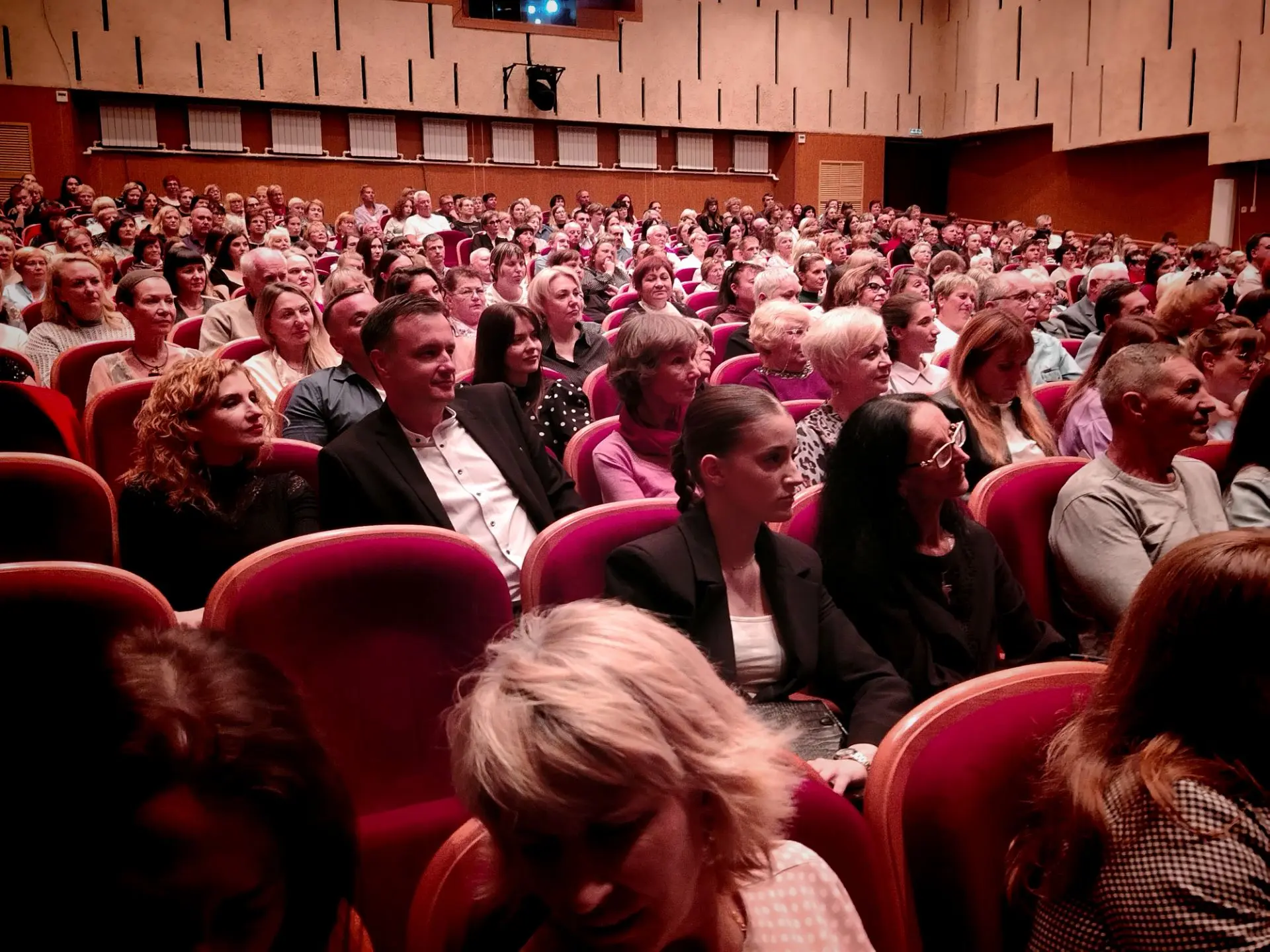 На премьере «Господа, вы будете смеяться!» в зрительном зале присутствовали режиссёр сп...