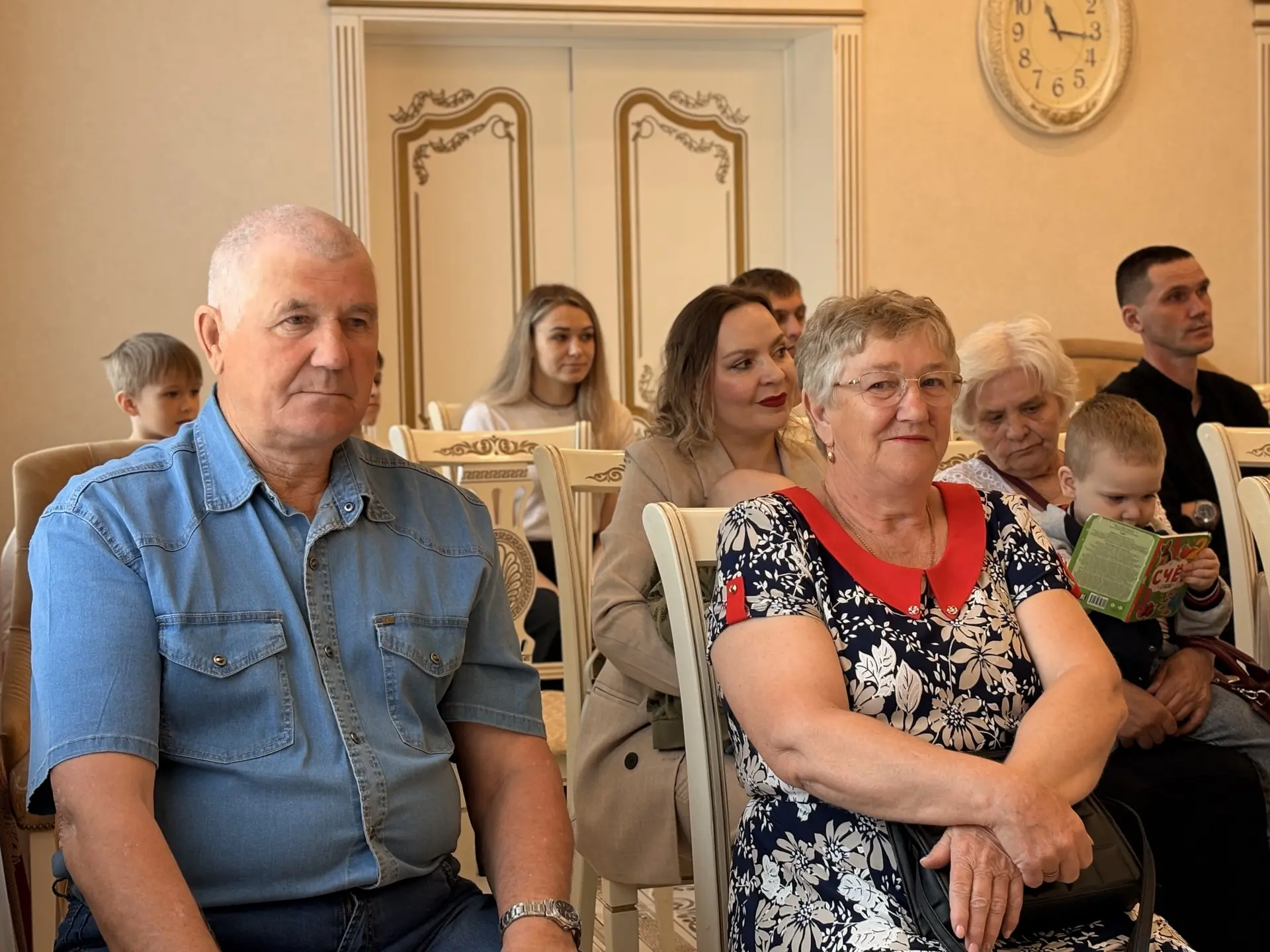 С праздником, дорогие семьи! Сегодня в лаишевском ЗАГСе чествовали тех, кто знает цену любви, вернос