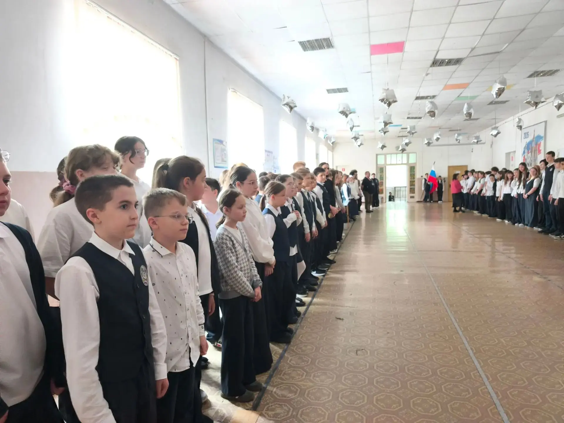 Сегодня в нашей школе прошла торжественная линейка, посвященная Дню воссоединения Донец...