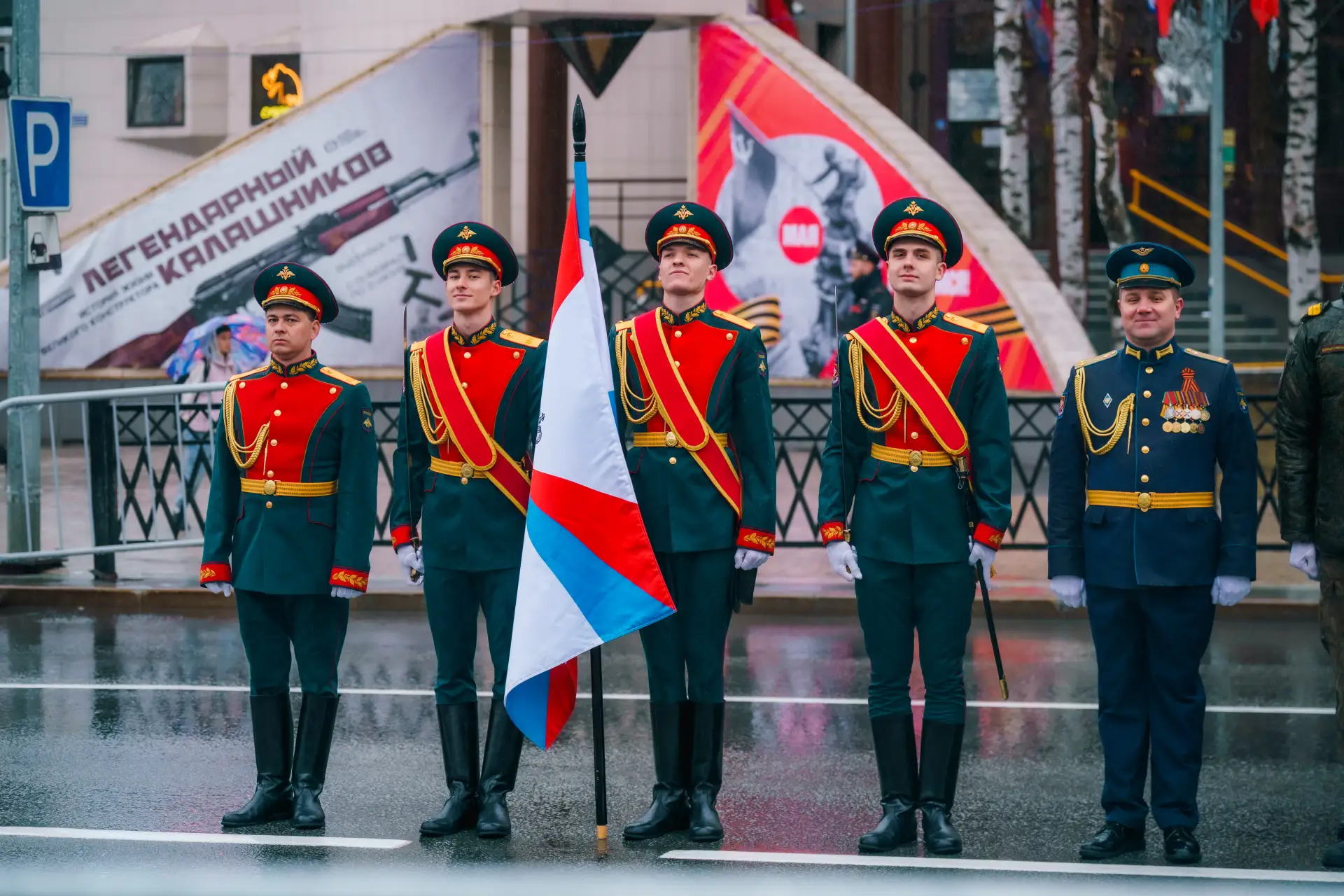 В городах Югры праздничные мероприятия начались с торжественных шествий. В окружной столице в День П