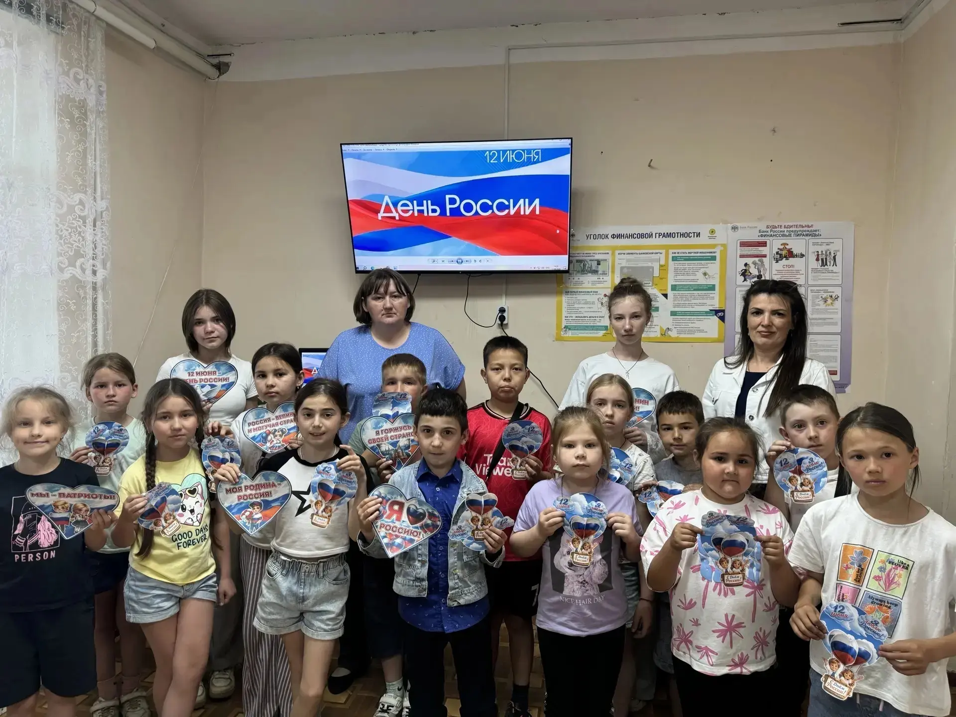 В преддверии празднования Дня России специалист по работе с семьёй Виктория Аталыкова провела мастер