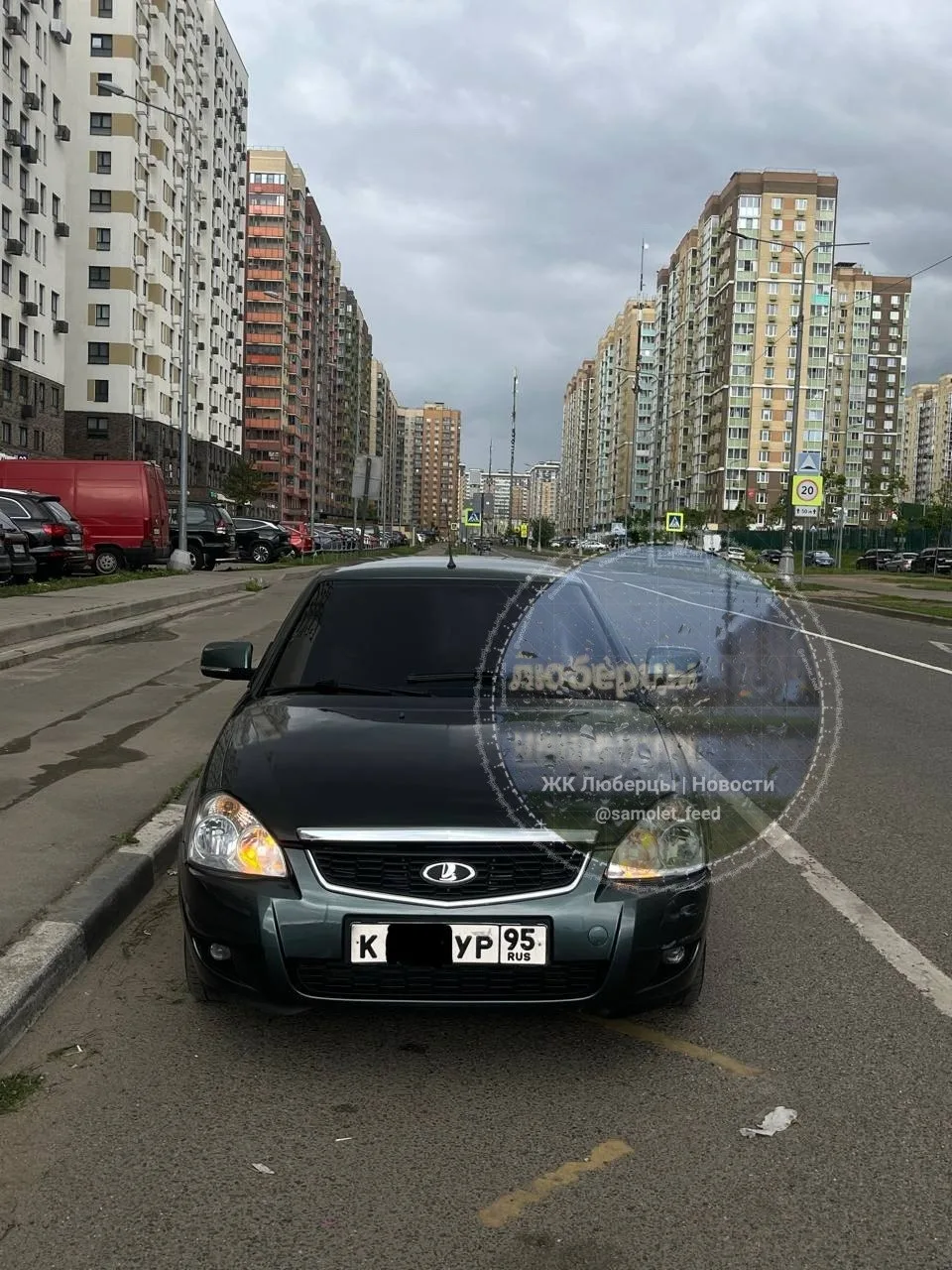 Несовершеннолетний водитель разъезжает по тротуарам.