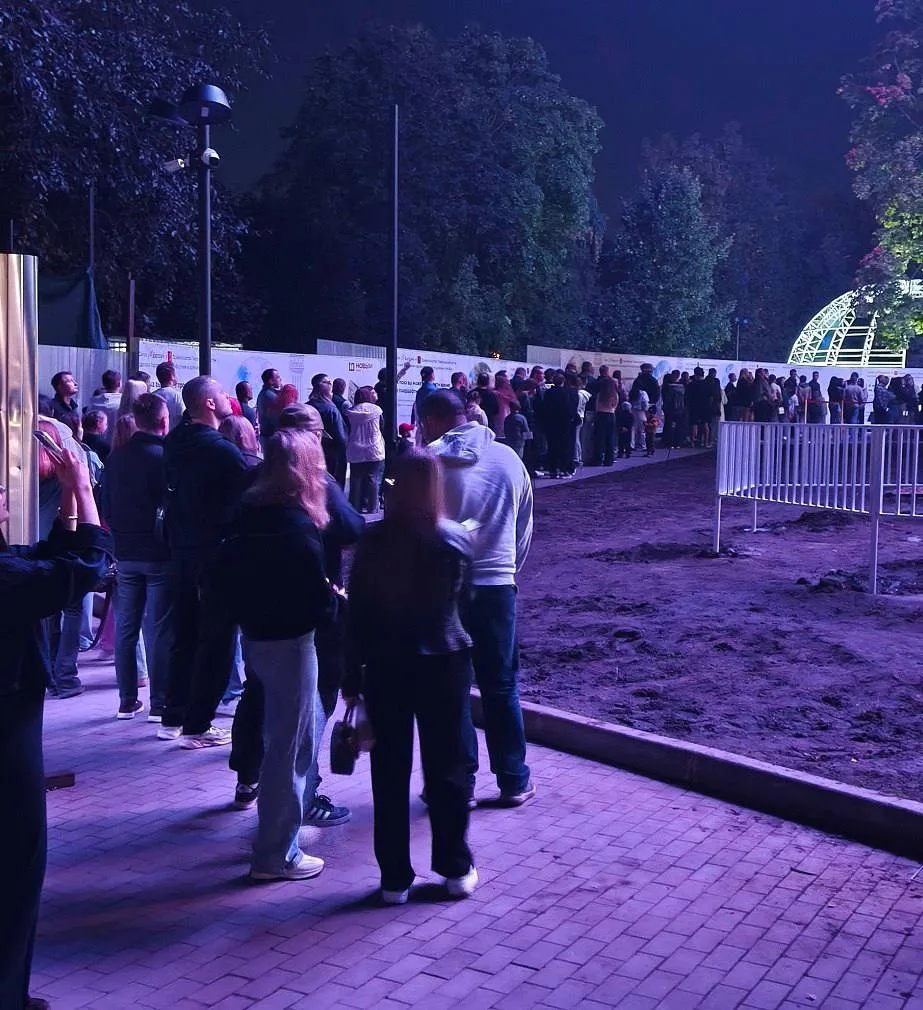 К новому колесу обозрения в Твери выстроилась громадная очередь.