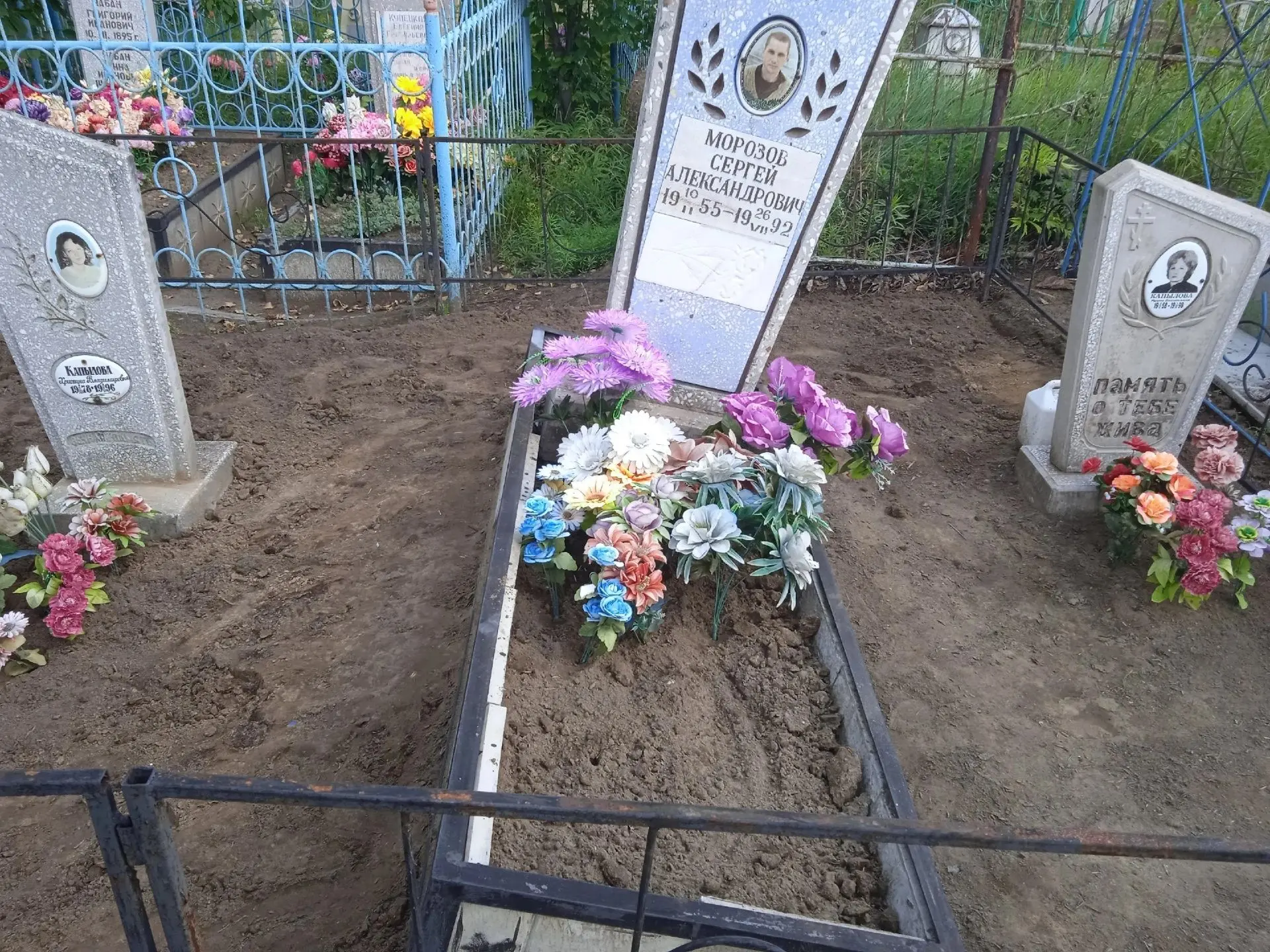 Памятник на могиле Сергея Морозова «Мороз» на Старозиминском кладбище. 

Сами видите, в каком состоя