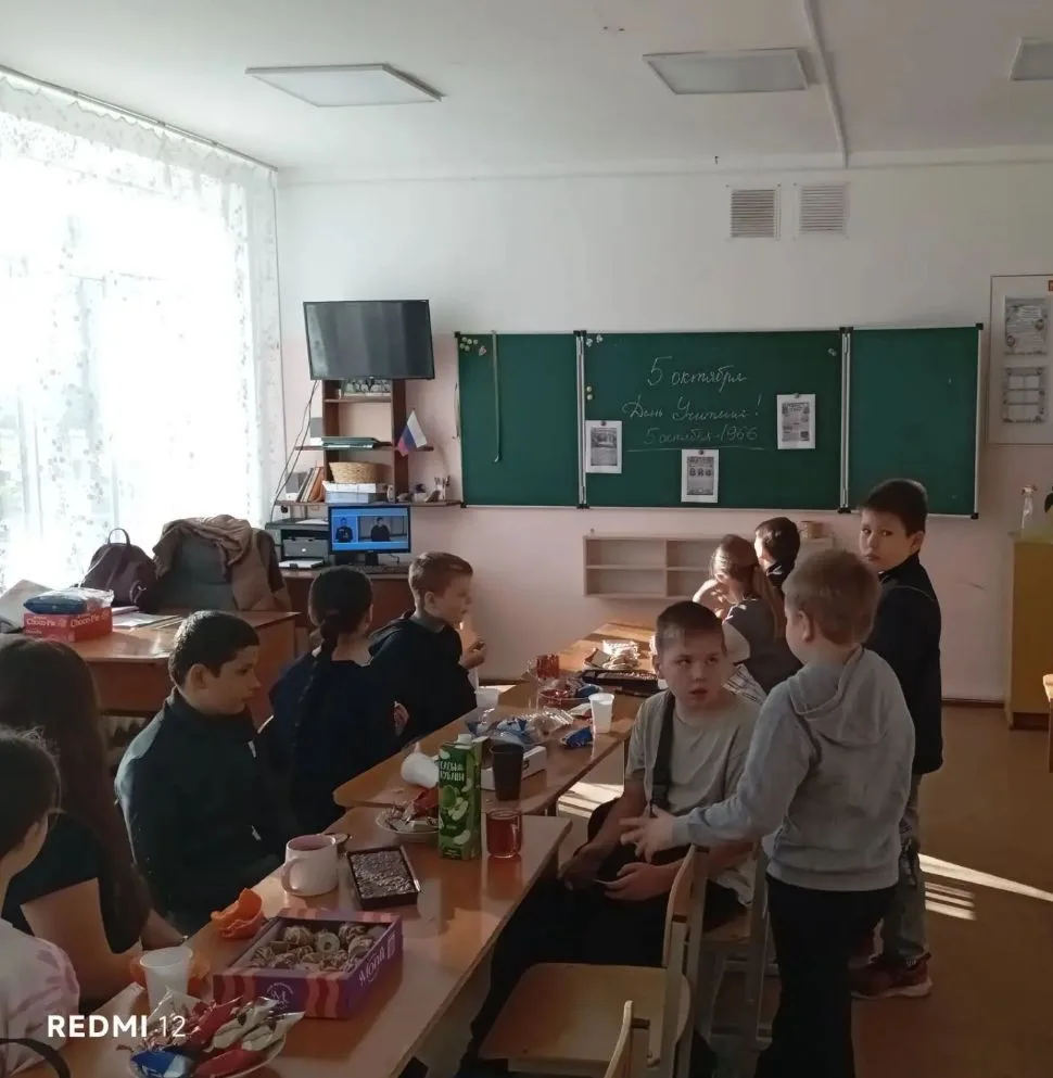 🎉 День учителя: занятие и чаепитие в 5Б! 🎉